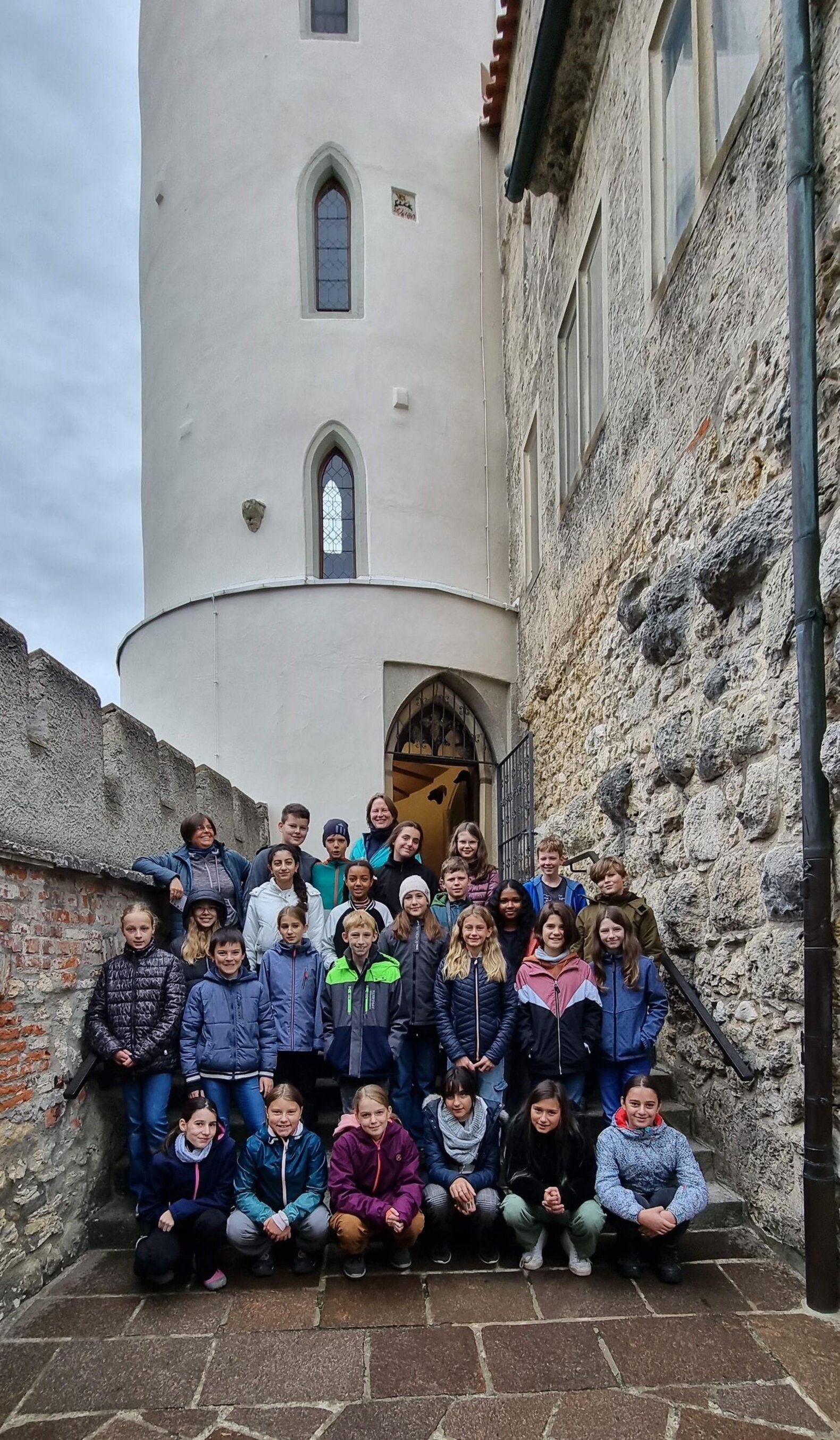 Schüler*innen auf der Burg Lichtenstein.