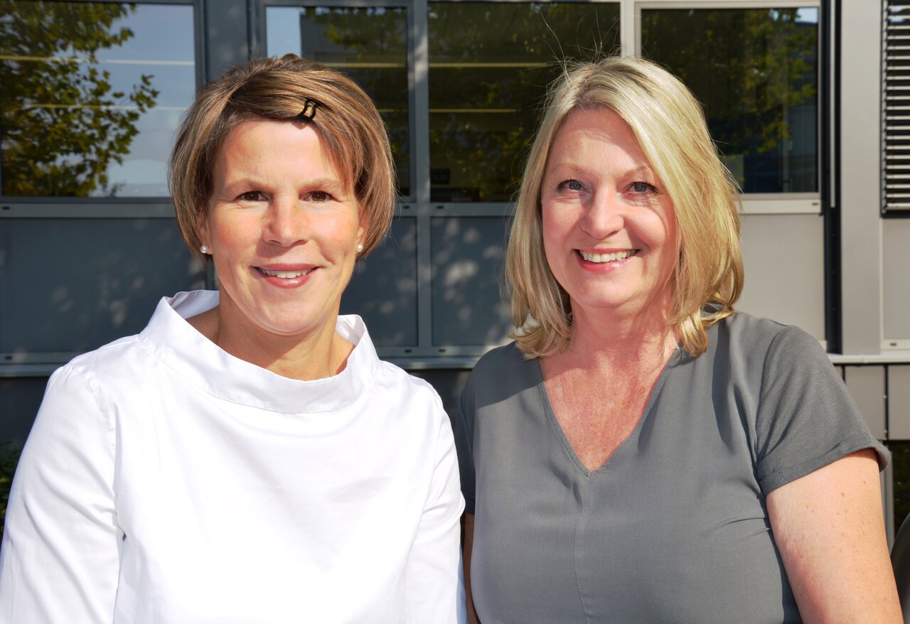 Foto von den Sekretärinnen, Frau Nolting und Frau Reimann.