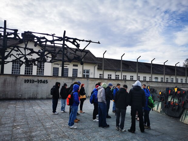 Foto von Schüler*innen im KZ Dachau. 