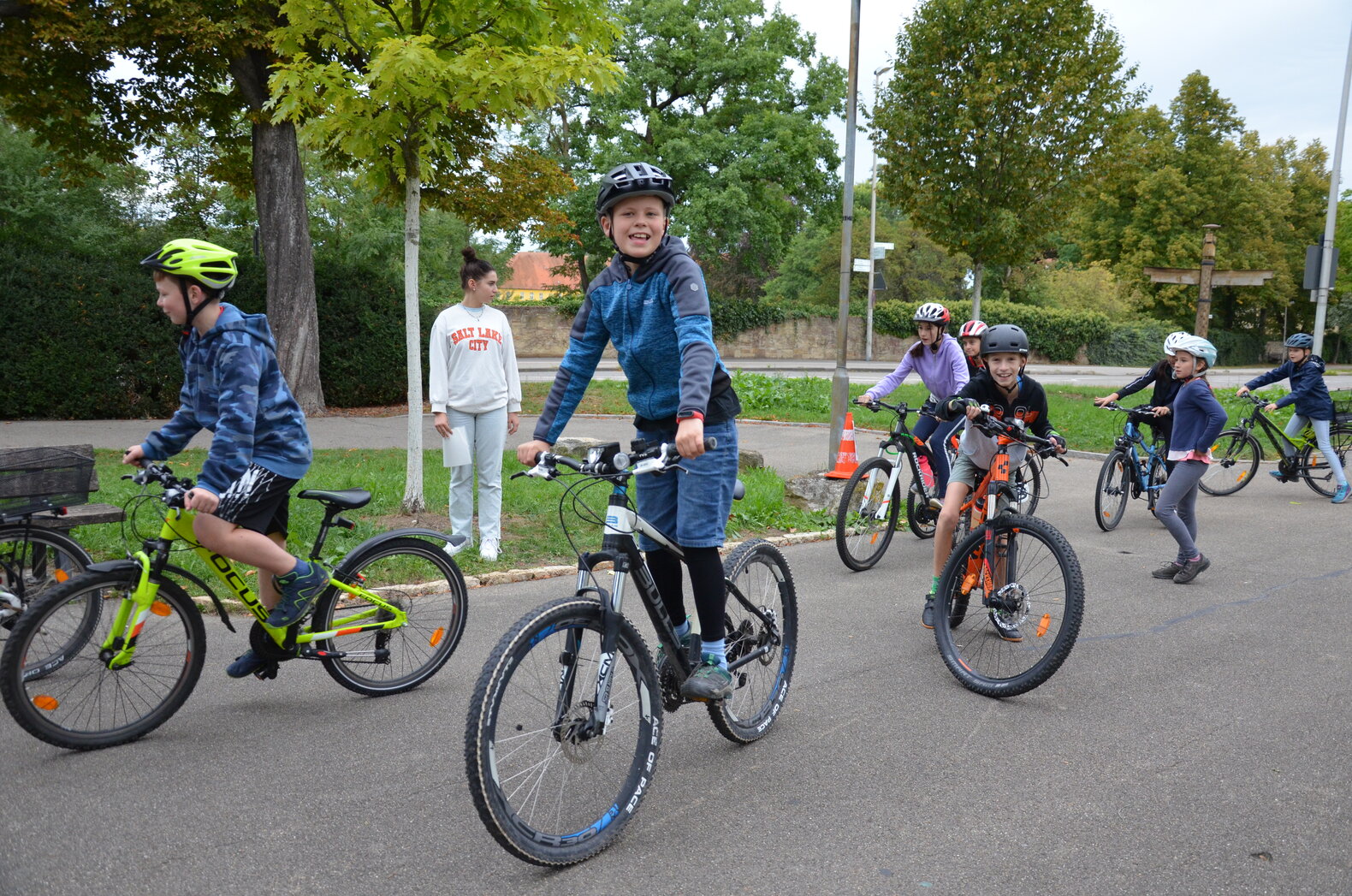 Kinder auf Fahrrädern.