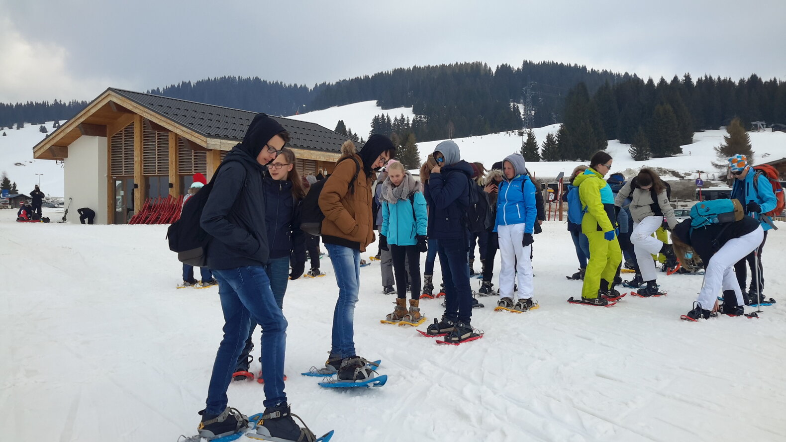 Schüler*innen beim Skifahren.