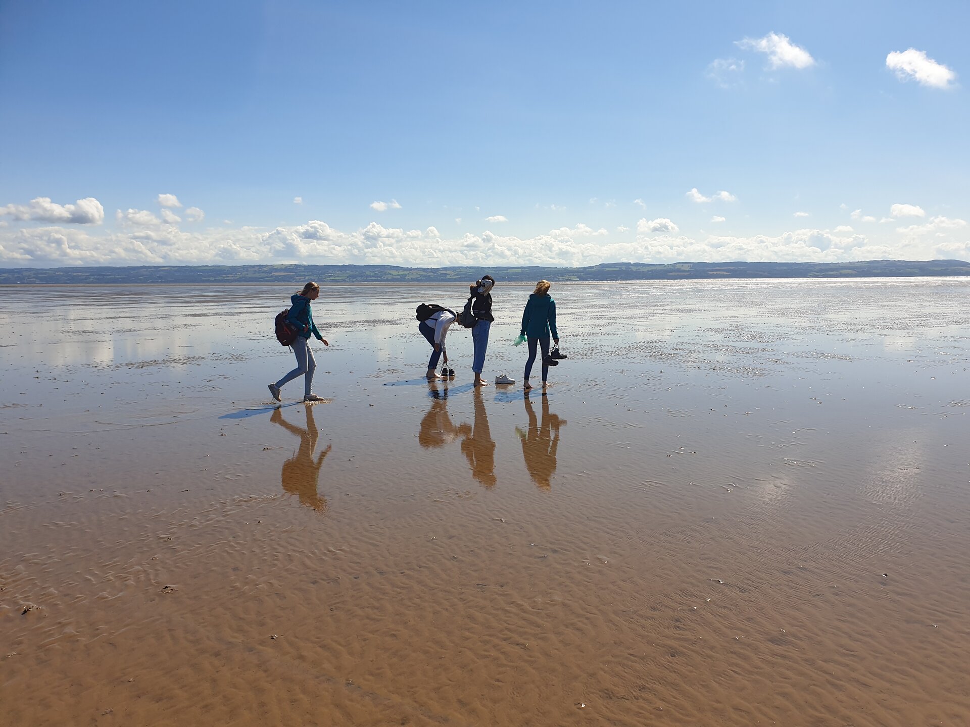 Foto von Schüler*innen auf einer Tour im englischen Watt.