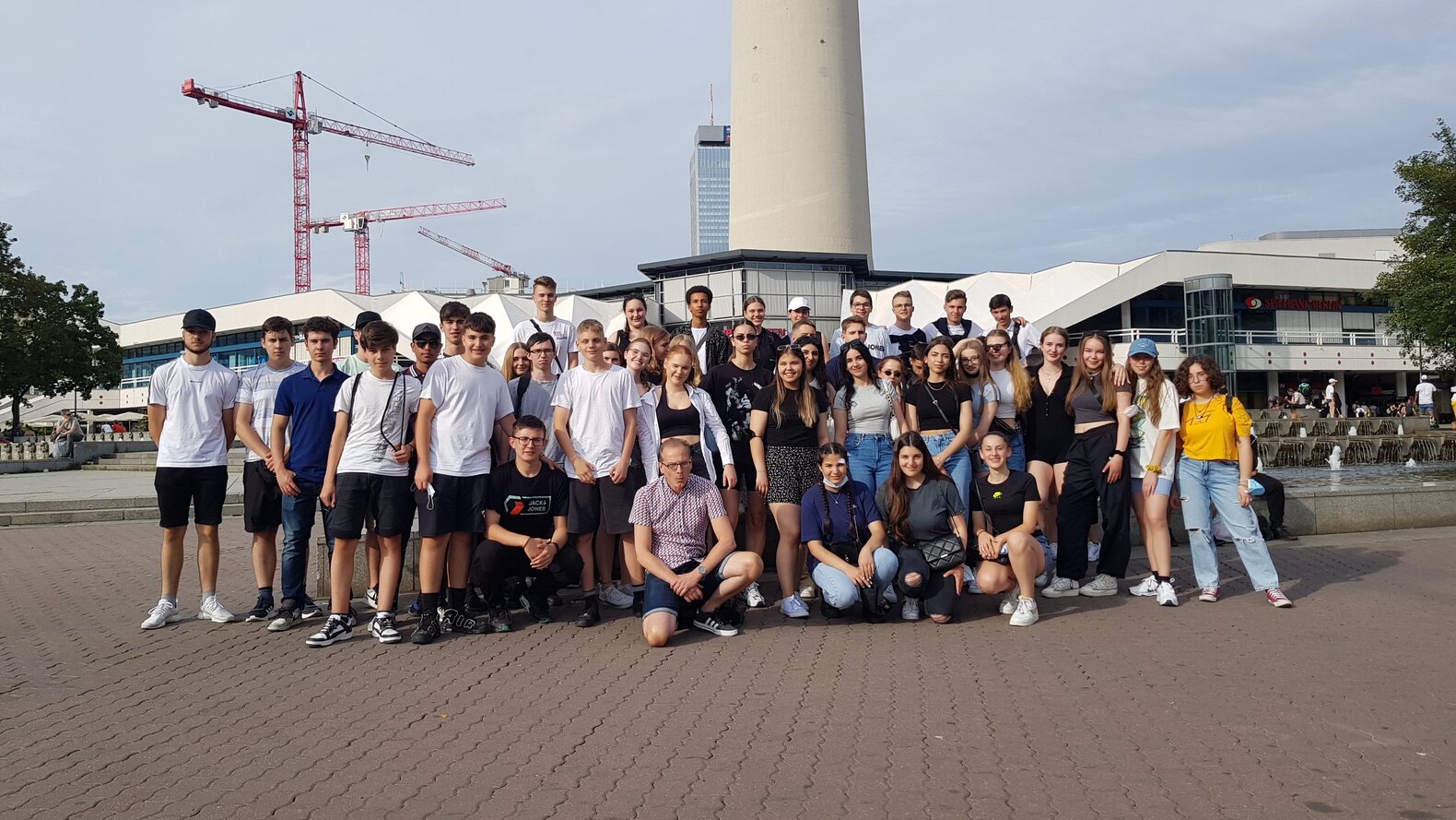 Schüler*innen, die für eine Foto vor dem Berliner Fernsehturm stehen.