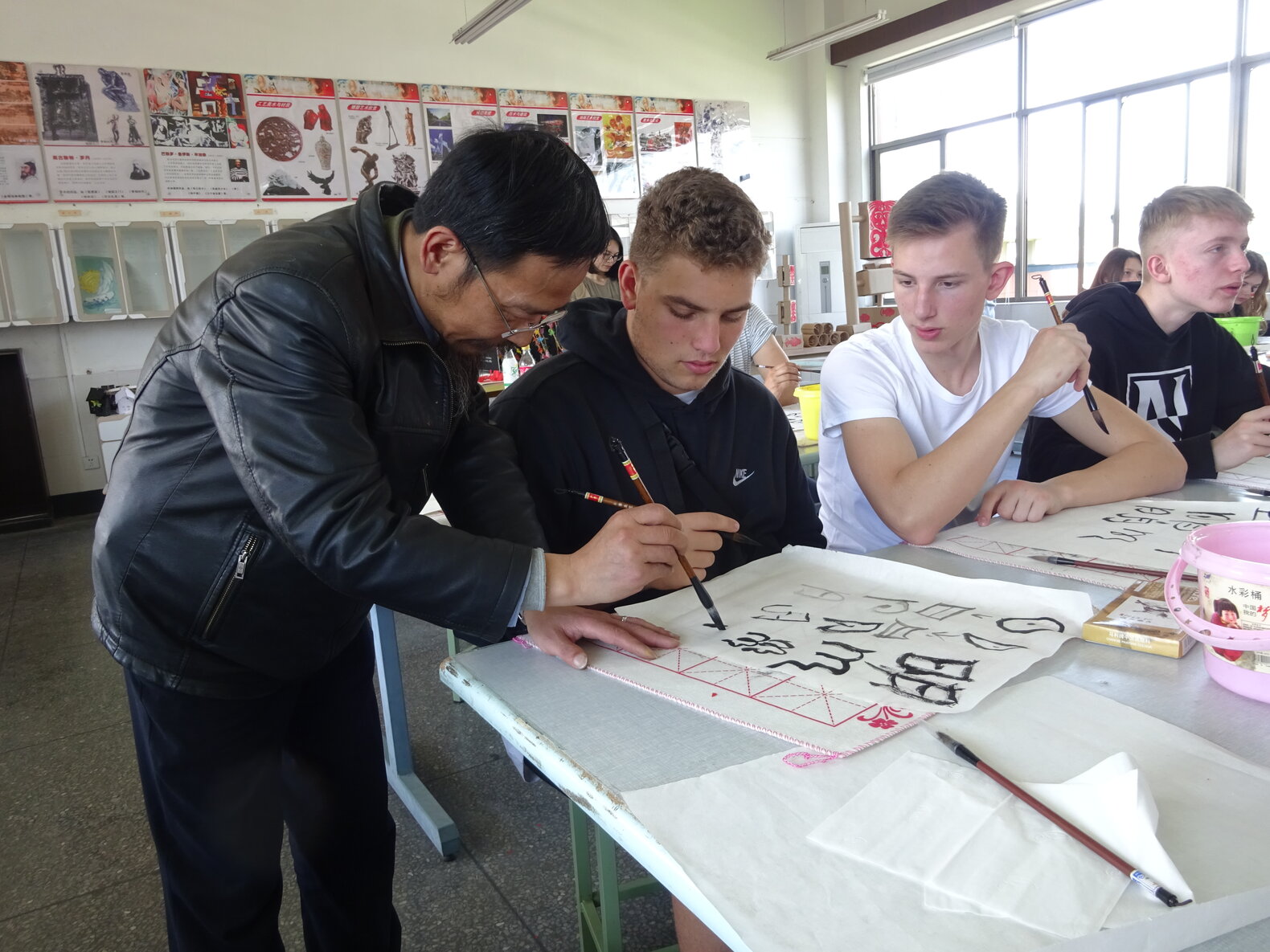 Schüler beim Lernen einiger chinesischer Schriftzeichen.