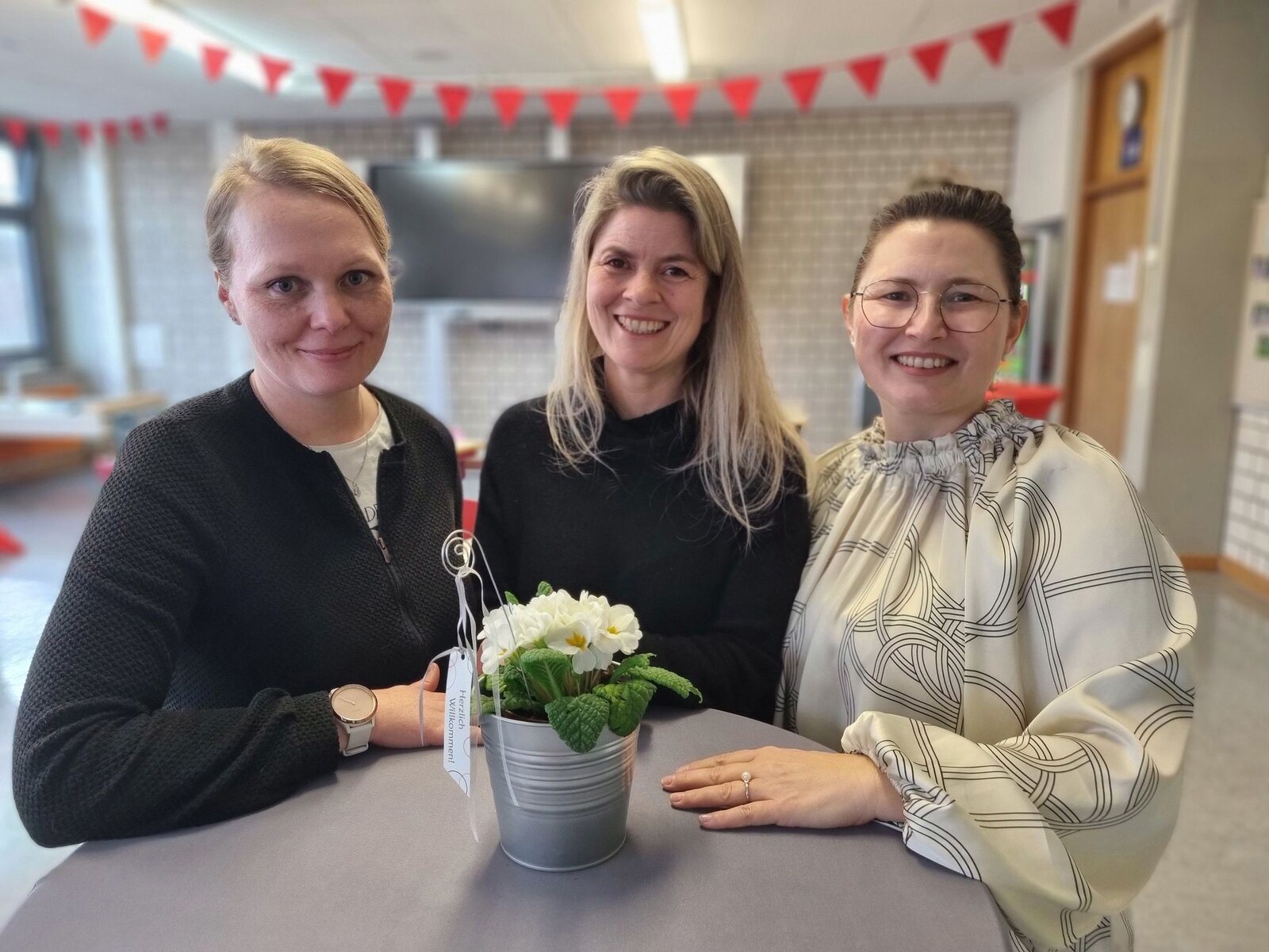 Foto von drei Frauen an einem Tisch. Vorsitzende Dr. Yvonne Zanke, Stellvertretende Vorsitzende Myrle Zickler, Stefani Reuter-Kraus