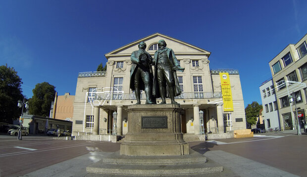 Foto des Goethe-Schiller-Denkmal in Weimar.