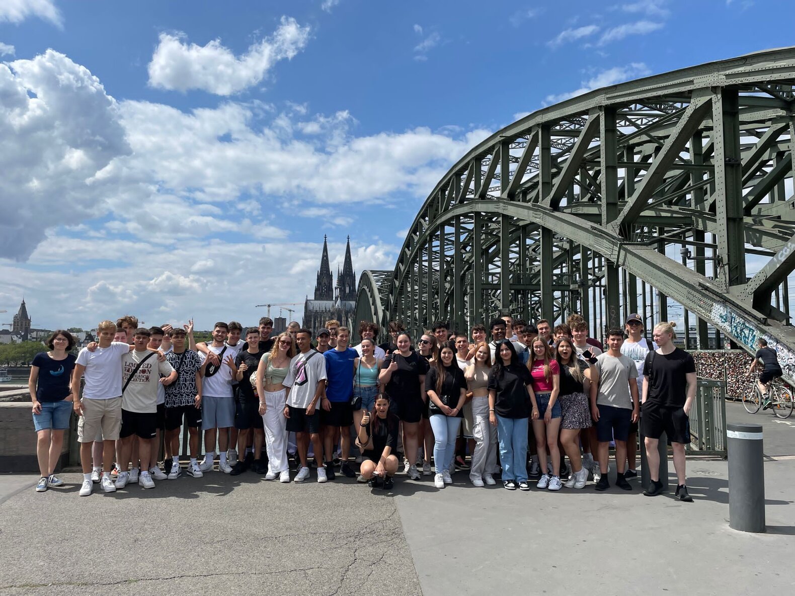 Eine Gruppe Schüler*innen mit dem Kölner Dom im Hintergrund.