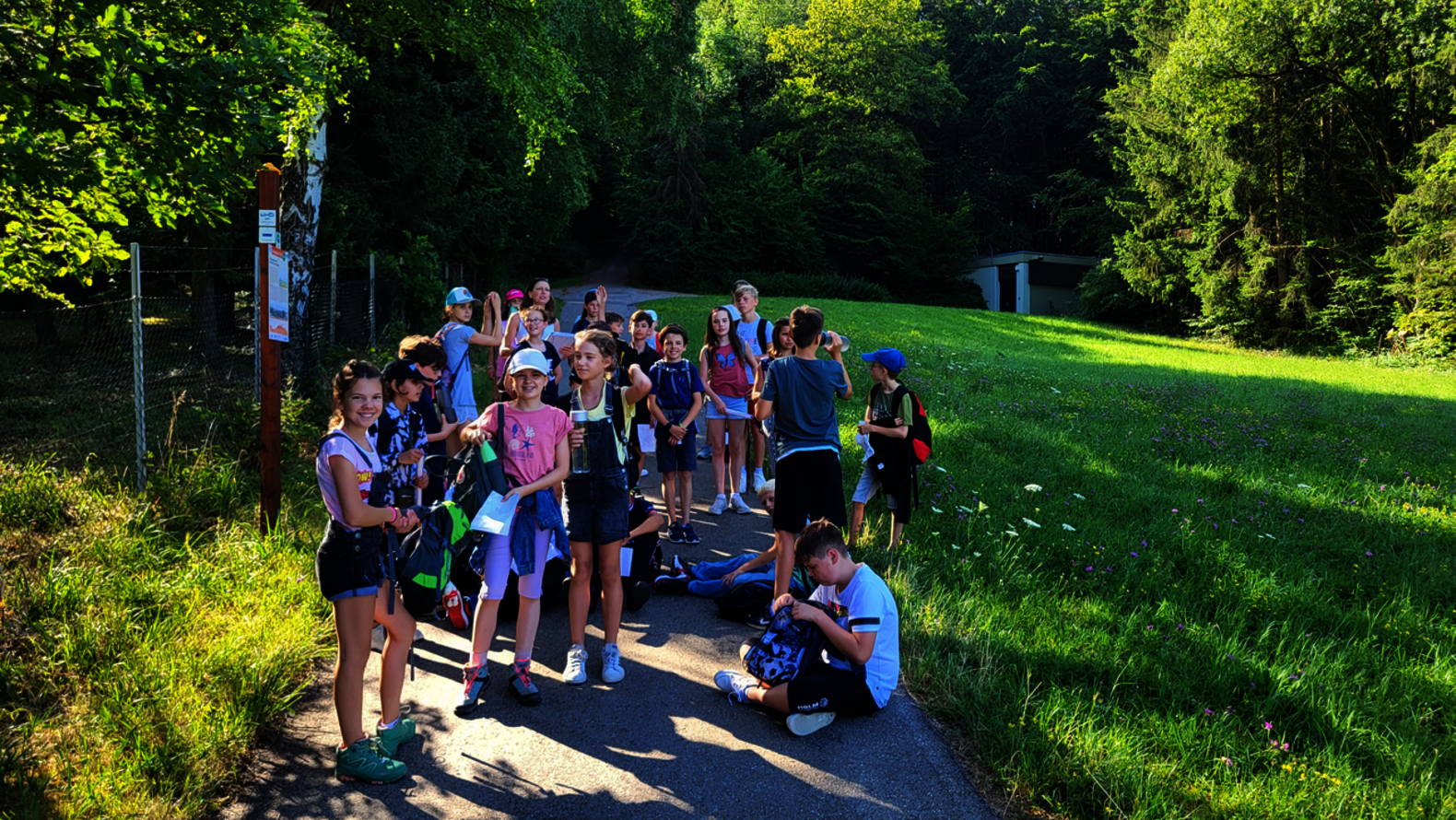 Wandernde Kinder machen Pause